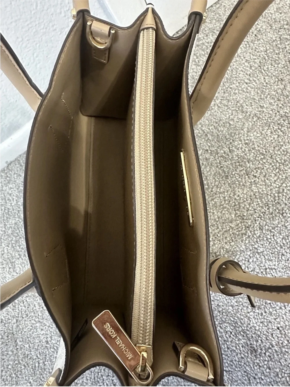 Michael Kors Dillon Small
Saffiano Leather Top Zip Bag
Yellow and Brown Stripes - Picture 7 of 14